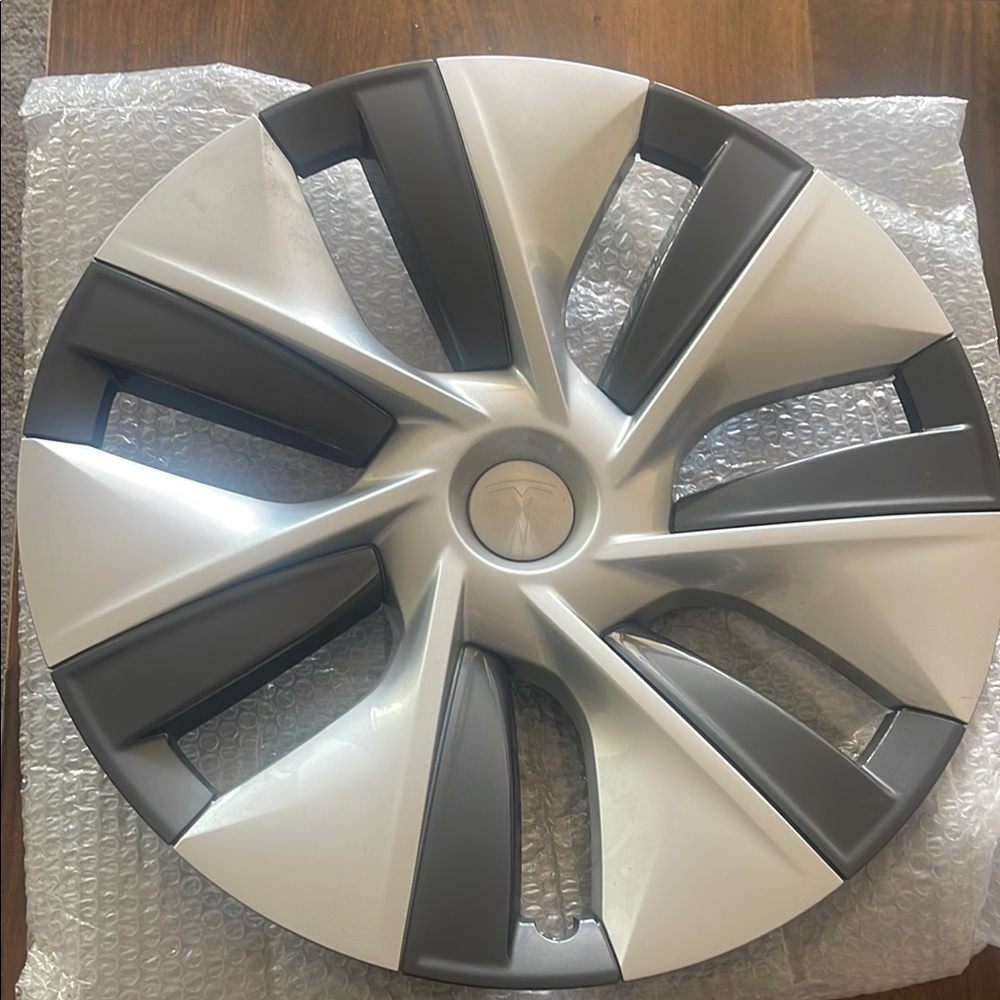 Sleek Silver and Black Accent Wheel Design